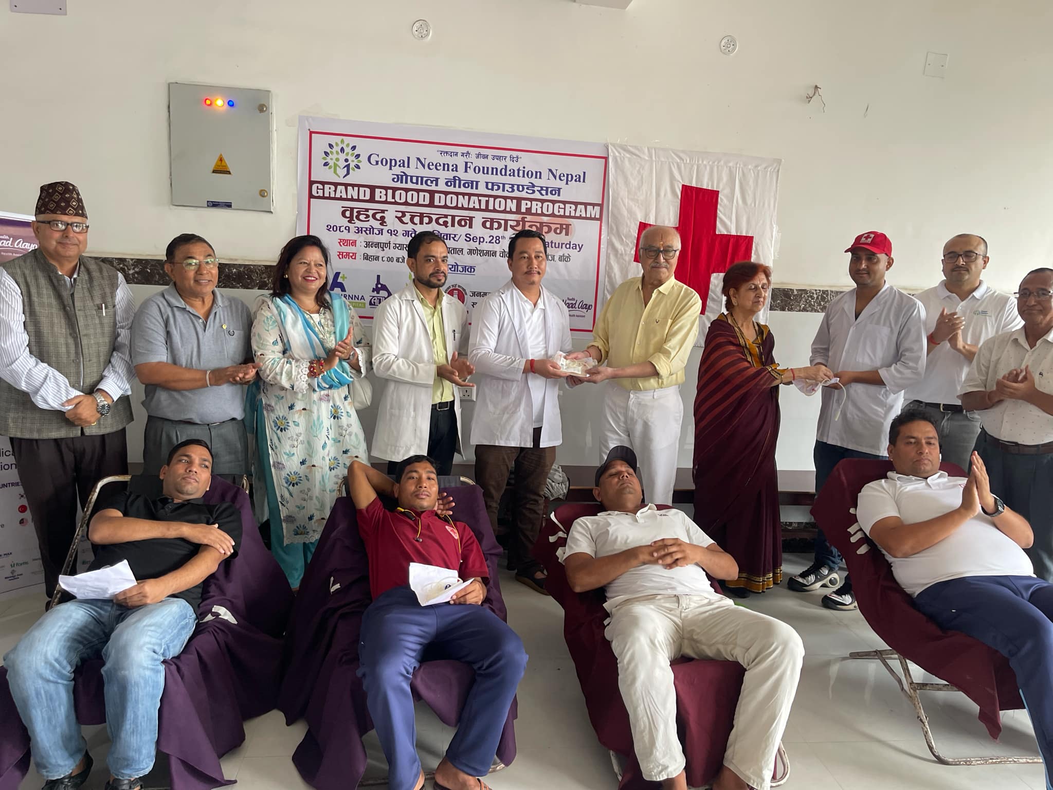 गोपाल नीना फाउण्डेसनबाट वृहद् रक्तदान, १० महिला सहित ५७ जनाले दिए रगत
