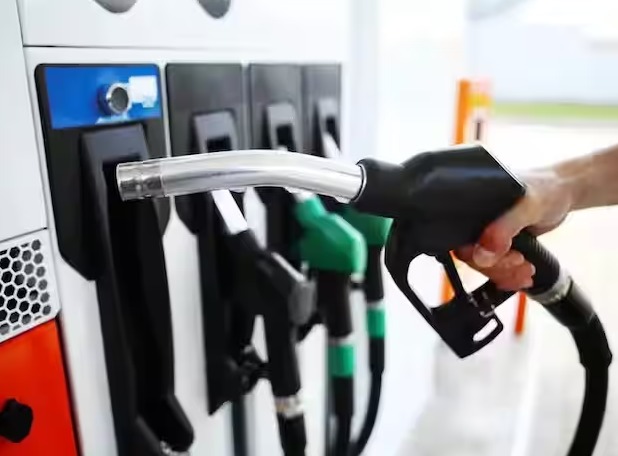 आयल निगम ले पेट्रोलियम पदार्थको प्रतिलिटर रु ३ रूपैया मूल्य वृद्वि गर्यो