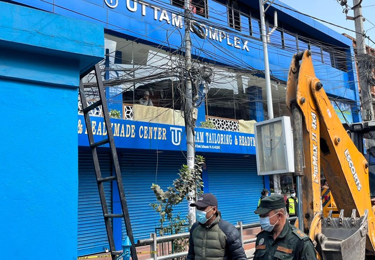 काठमाडौं महानगरले प्रहरी बिटमा डोजर चलायो