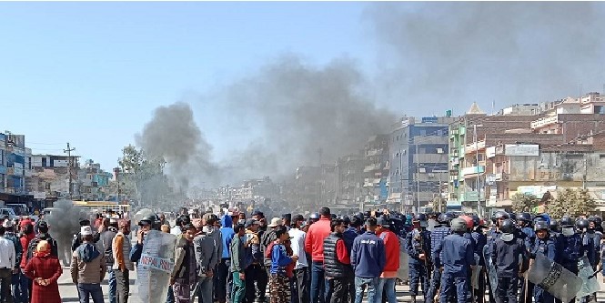 प्रहरीले छाड्यो अश्रुग्यास