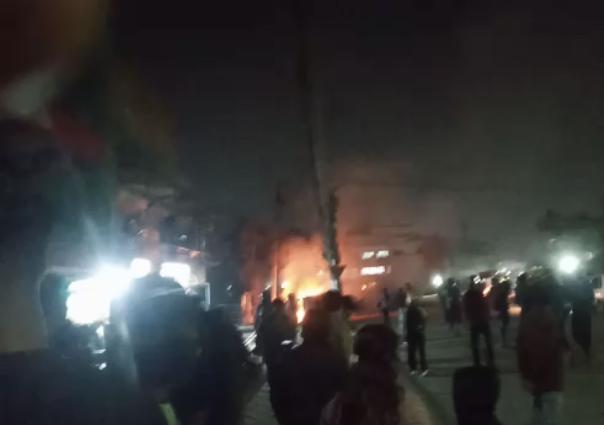 आन्दोलानकारीले बालाजुमा प्रहरीको भ्यान तथा प्रहरी बिट मा आगो लगाए