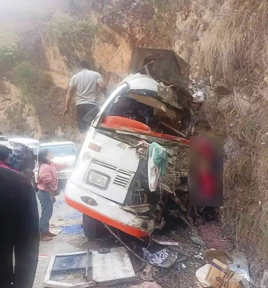 सिन्धुलीको कुइभिरमा बस दुर्घटना पाँच जनाको मृत्यु