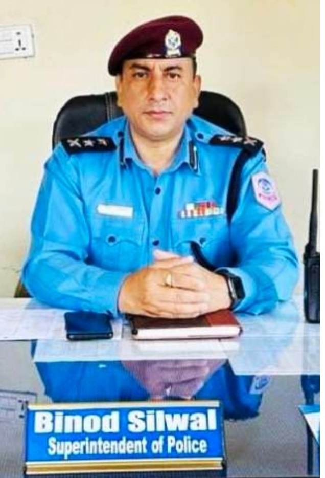 धमाधम फरार अभियुक्त लाई पक्राउ गर्दै नवलपरासी प्रहरी