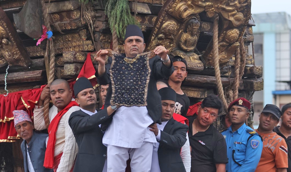 राष्ट्रपति पौडेल द्वारा भोटो देखाउने जात्राको अवलोकन