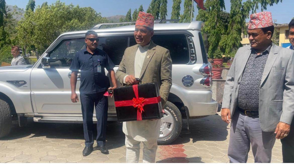 कर्णाली सरकारले  ३३ अर्ब ३७ करोड ९७ लाख को बजेट ल्यायो।