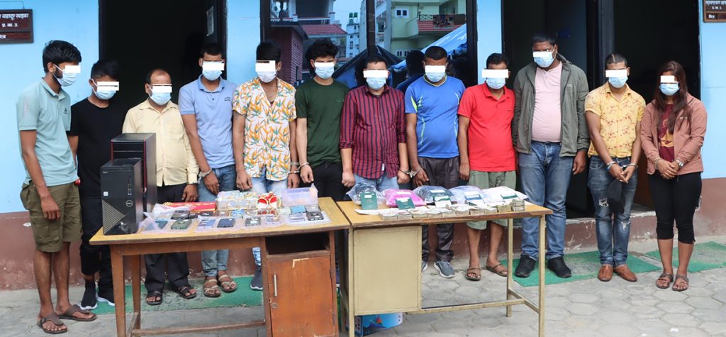 वैदेशिक रोजगारीका लागि गएका नेपालीलाई प्रयोग गरेर सुन तस्करी गराएको आरोपमा प्रहरीले १२ जनालाई पक्राउ गर्यो