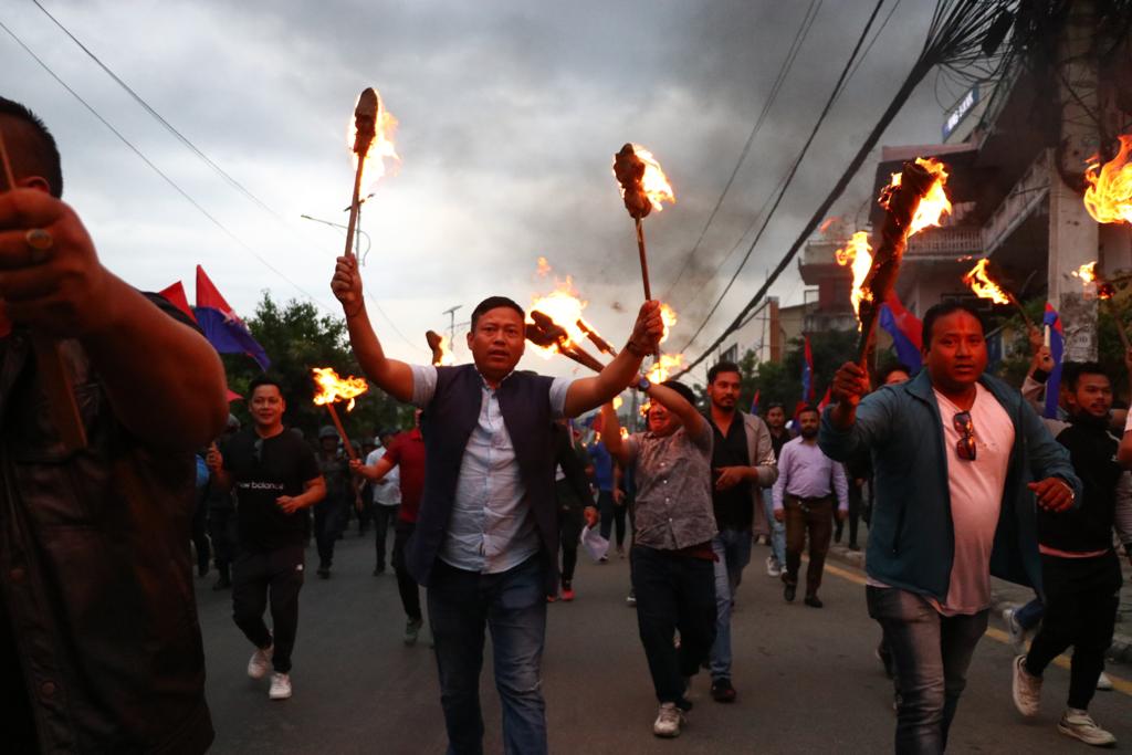 गृहमन्त्री श्रेष्ठको राजीनामा माग गर्दै काठमाडौँमा  मसाल जुलुस।