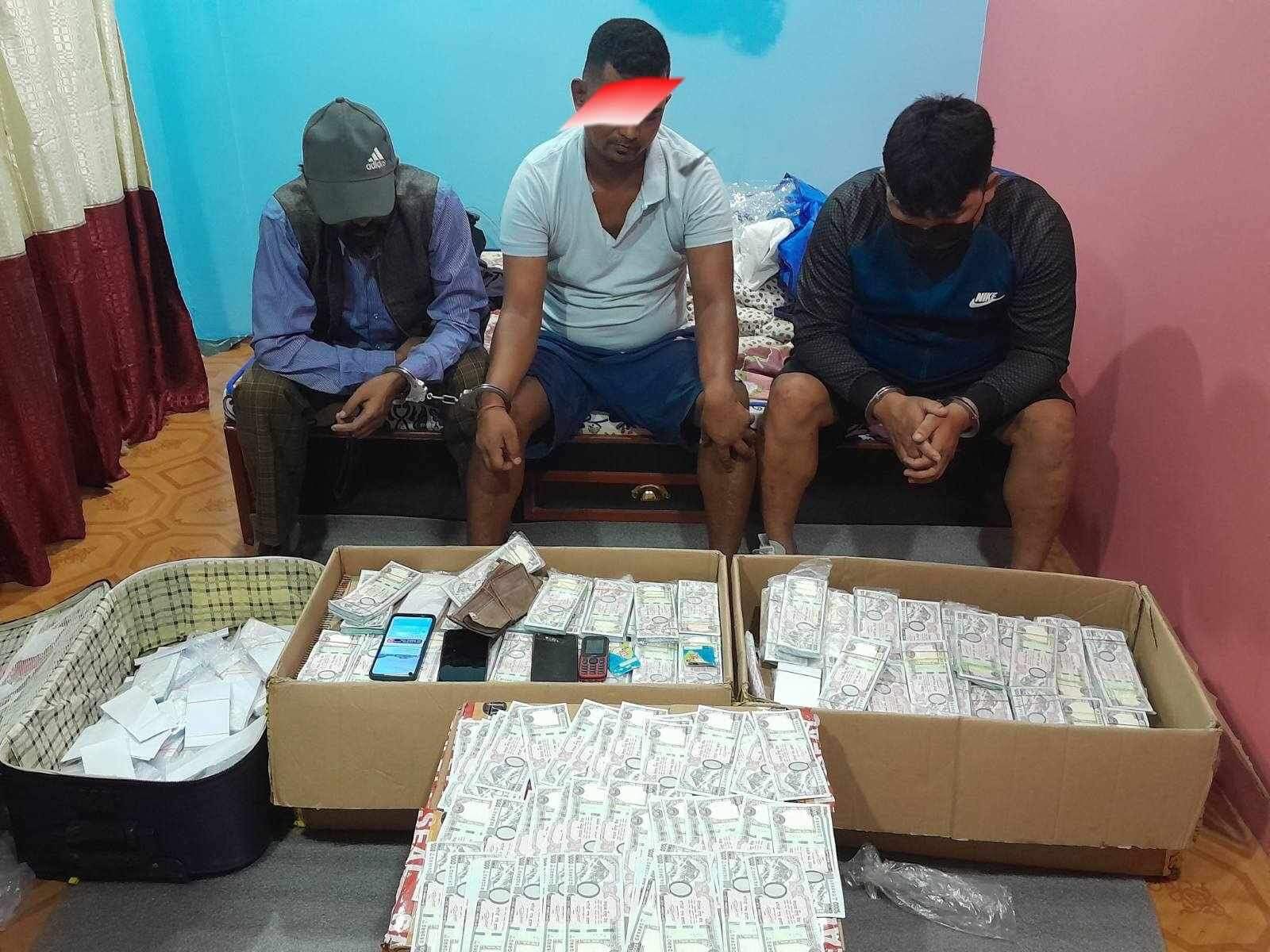 नक्कली नोटसहित तीन जना पक्राउ