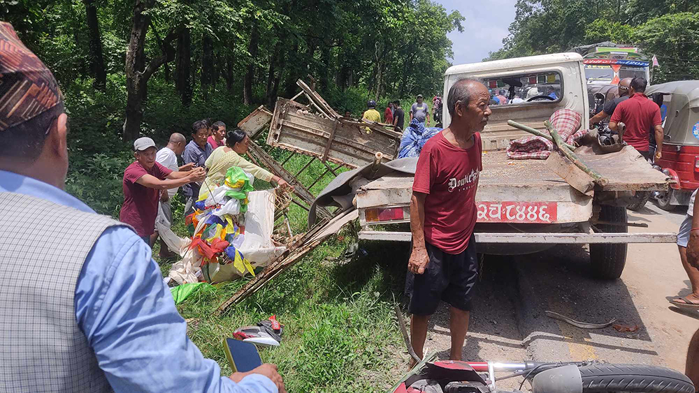 चितवनको टिकौली जंगलमा ८ सवारीसाधन आपसमा ठोक्किए