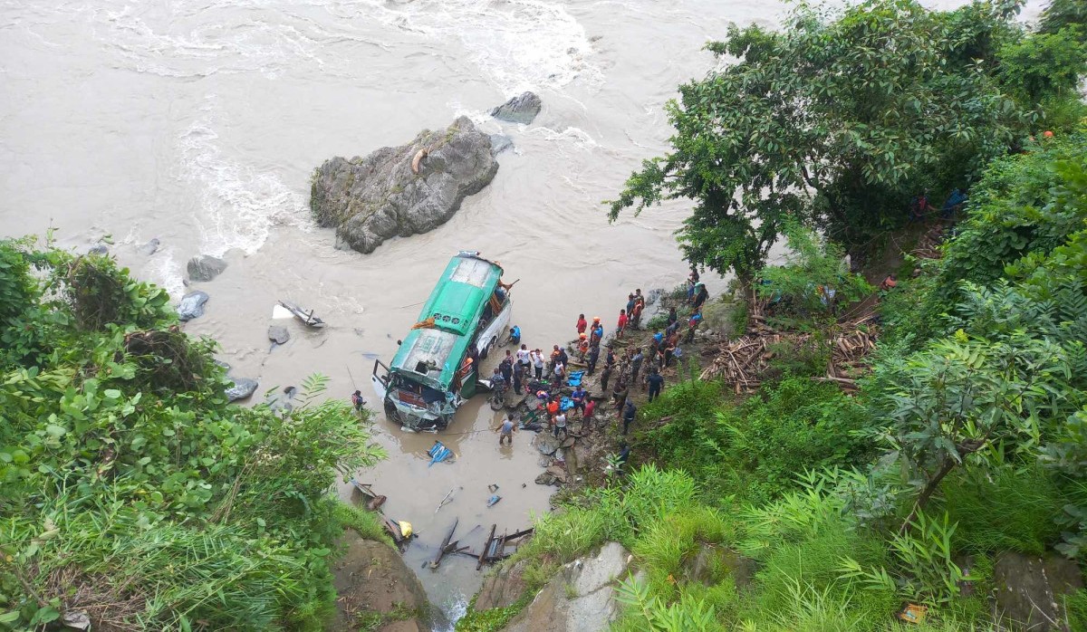 त्रिशूलीमा बस दुर्घटना ८ जनाको मृत्यु