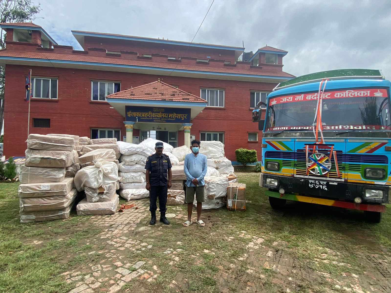 अवैध माल-सामान प्रहरीकाे नियन्‍त्रणमा