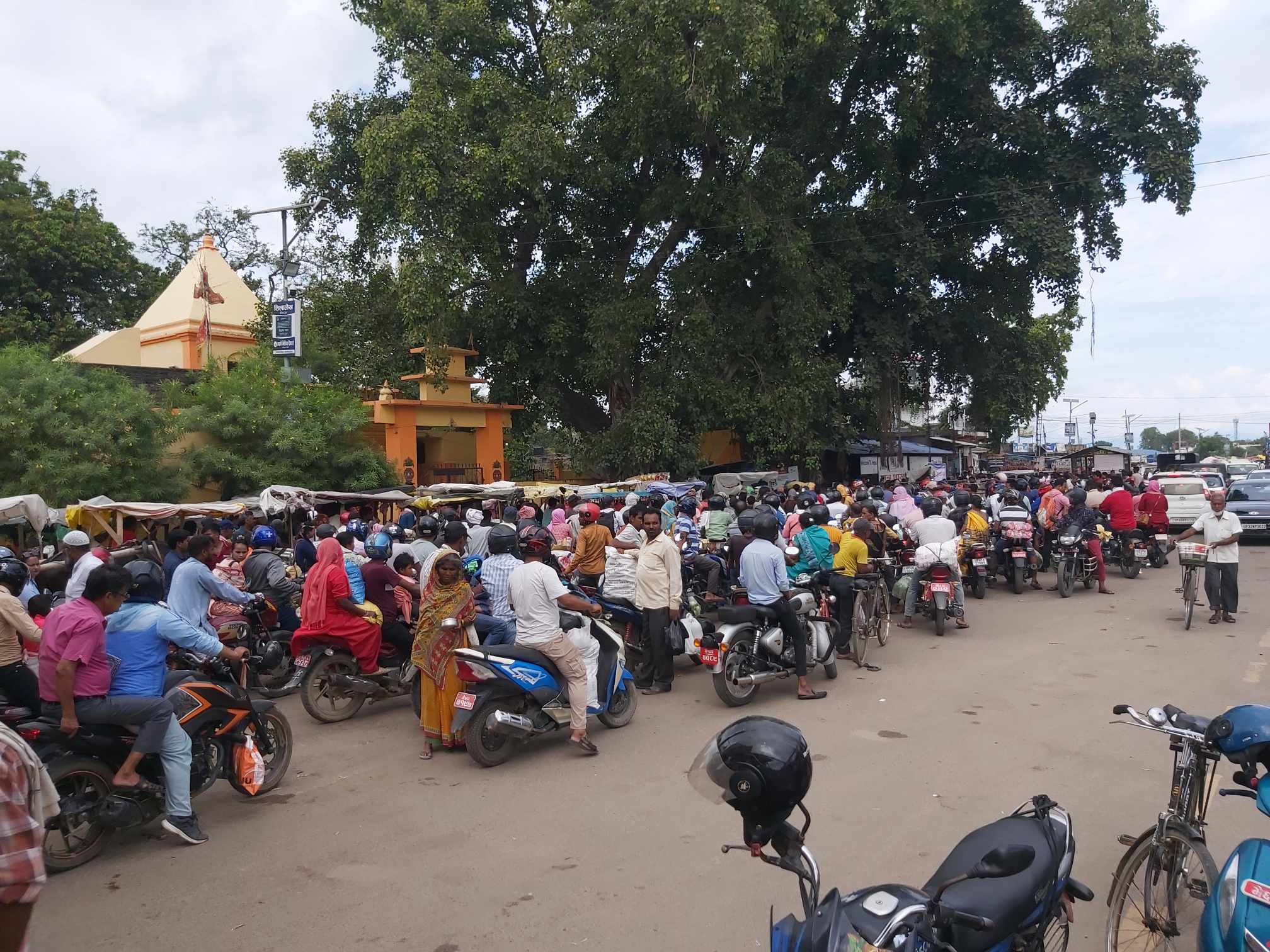 सीमा पारी जानेको घुइँचो: एक घण्टामा २६ सय भारत गए।