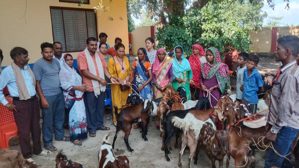 बिपन्न समुदायका महिलाहरुलाई बाख्रा वितरण । 