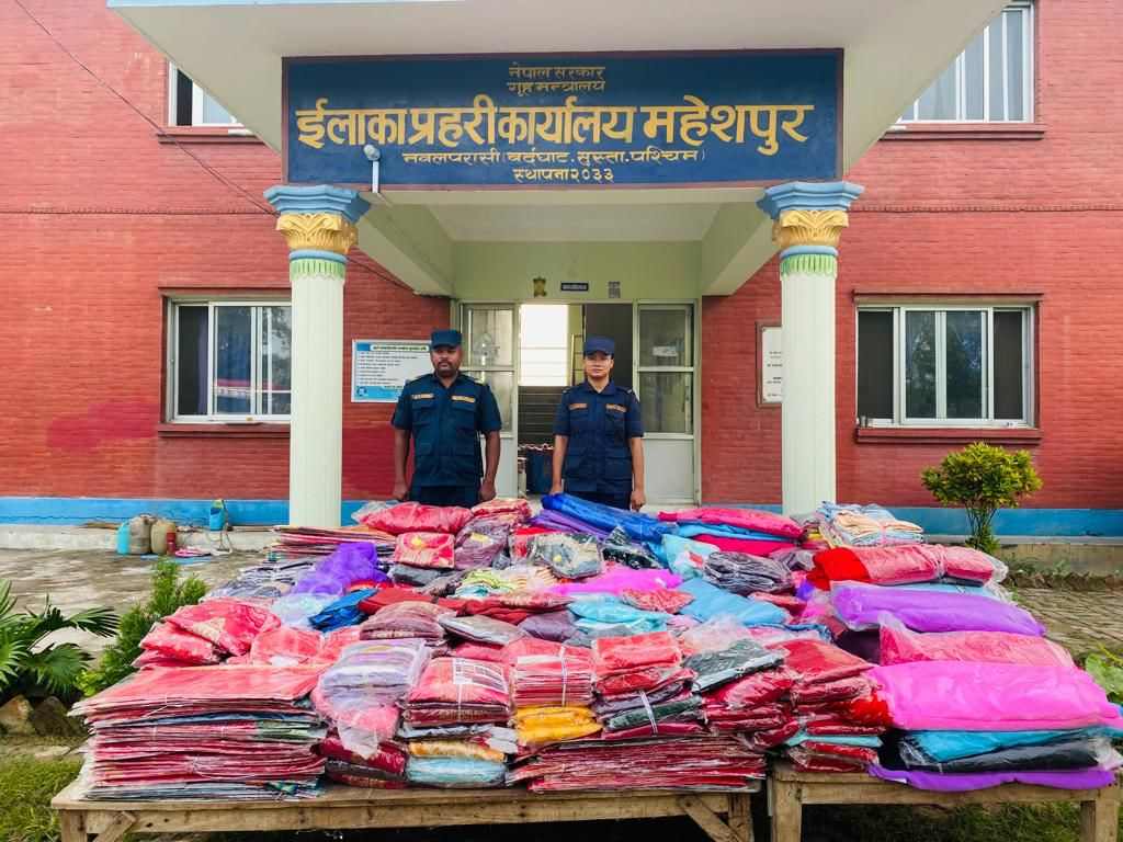 भुजहवा नाकाबाट कपडा तस्करी १२ लाख ७० हजार बराबरकाे कपडा प्रहरीकाे नियन्त्रणमा