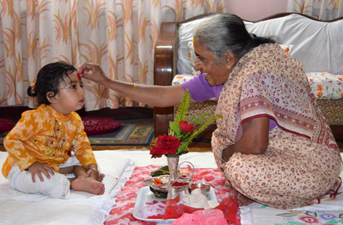 आज विजयादशमी, मान्यजनबाट टिका, जमरा र आशिर्वाद थापेर धुमधामसंग मनाइँदै टीकाको उत्तम साइत बिहान ११ बजेर २ मिनेटमा