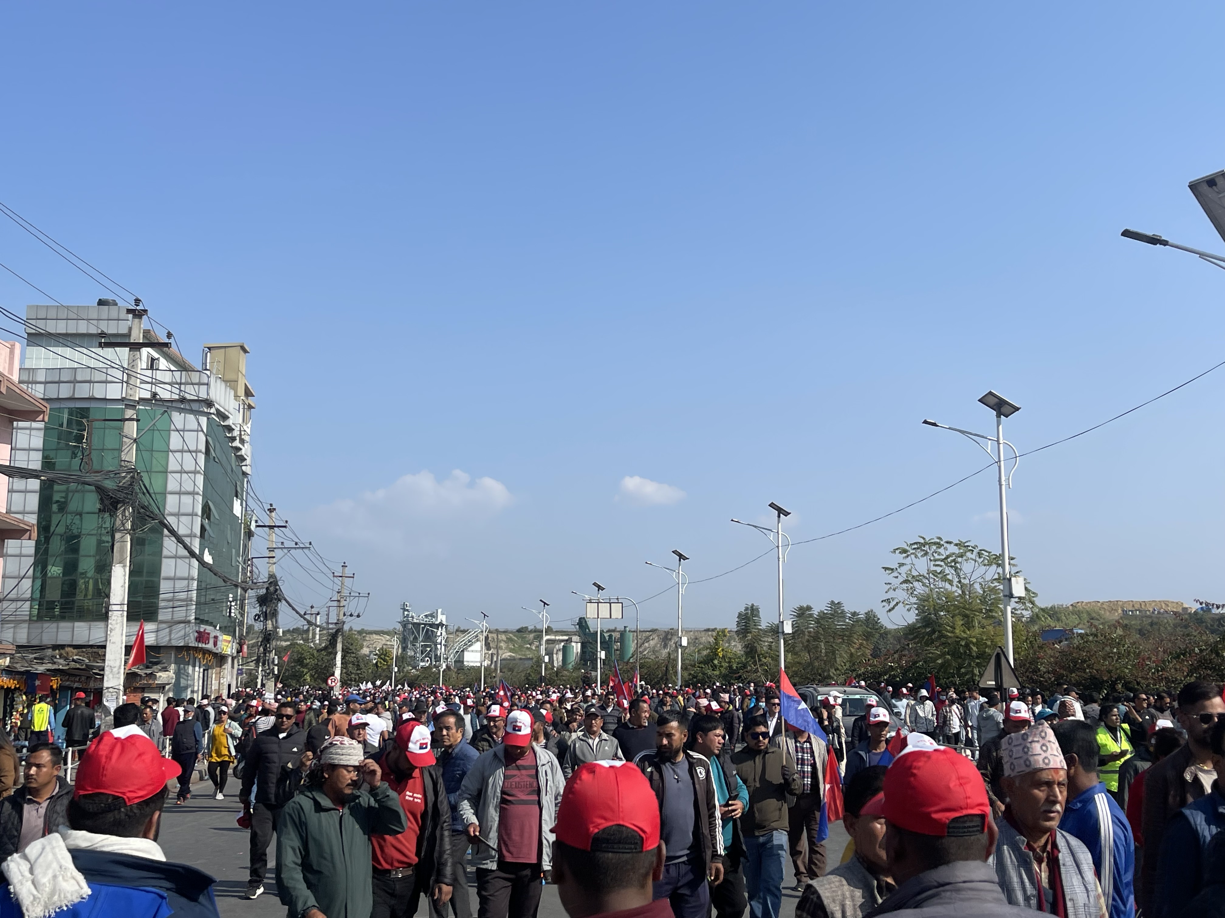 दुर्गा प्रसाईंको बल्खु र राष्ट्रिय युवासंघको तीनकुनेमा  प्रदर्शन। बल्खुमा झडप।