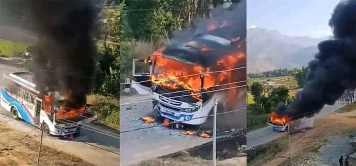 सिन्धुलीको सुनकोशी गाउँपालिका वीपी राजमार्गमा  बस र मोटरसाइकल एकआपसमा ठोक्किँदा दुई जनाको मृत्‍यु; स्‍थानीयले बसमा आगजनी