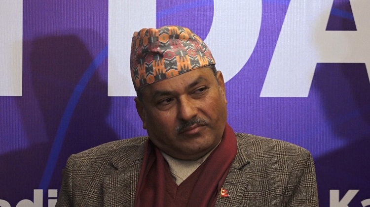 गभर्नर अधिकारी विरूद्ध योग्यता नपुुगेको भन्‍दै  सर्वोच्च अदालतमा रिट