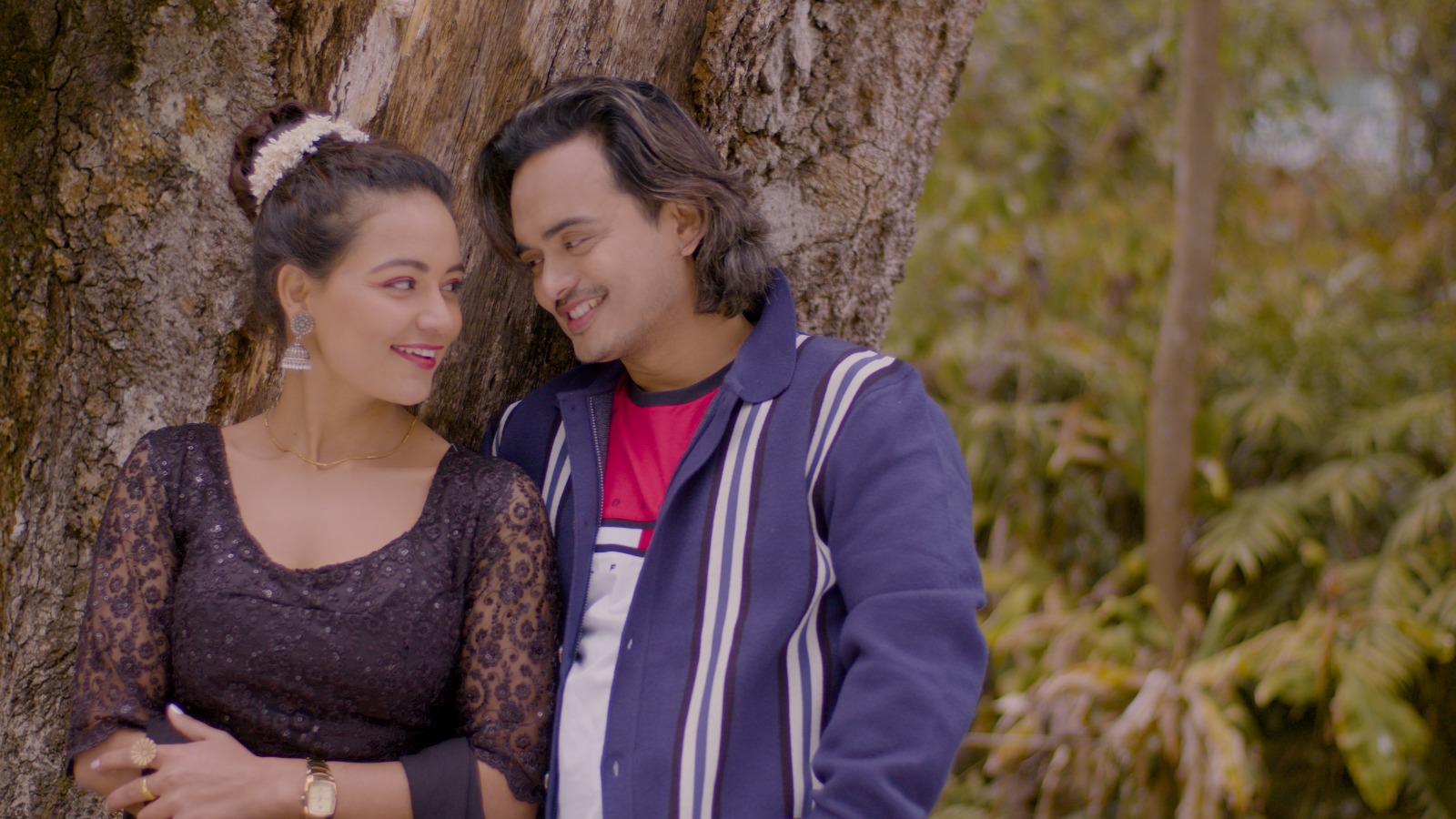 प्रेम र रोमान्स समेटिएको गीत "आखाँ झुम्न थाल्यो"सार्वजनिक