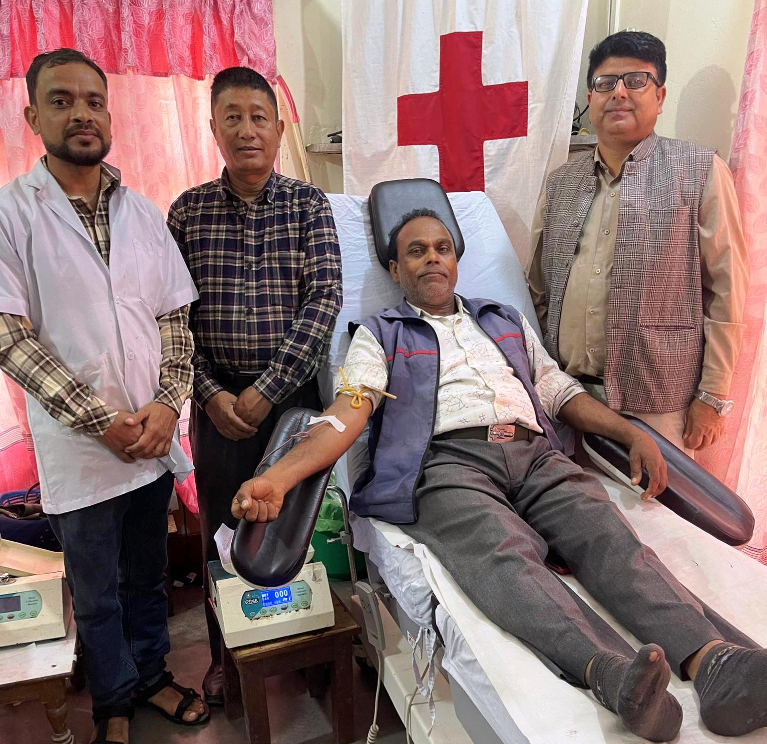 सञ्चारकर्मी पवन जायसवालले  ९९ औं पटक रक्तदान गरे।