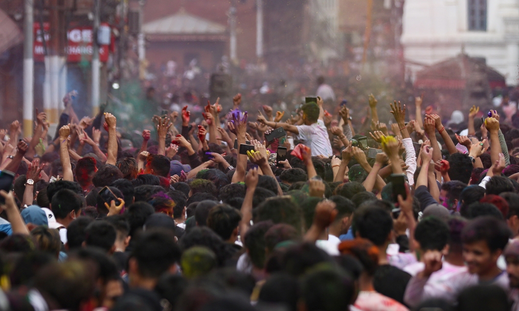 तराई तथा मधेशका अधिकांश जिल्लाहरूमा आज धूमधामका साथ होली पर्व मनाइँदै