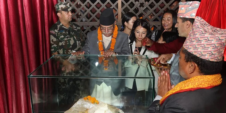 प्रधानमन्त्री प्रचण्डद्वारा गोरखा दरबारमा बहुमूल्य धातु ‘क्वार्ज क्रिस्टल’ प्रतिस्थापन