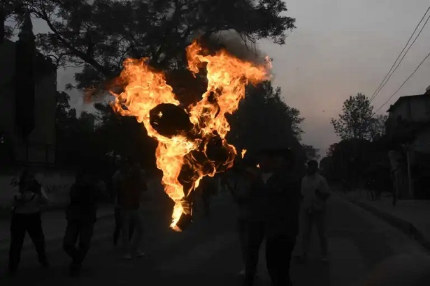 उपप्रधान एवम् गृहमन्त्री रवि लामिछानेको राजीनामा माग्दै पुत्ला दहन