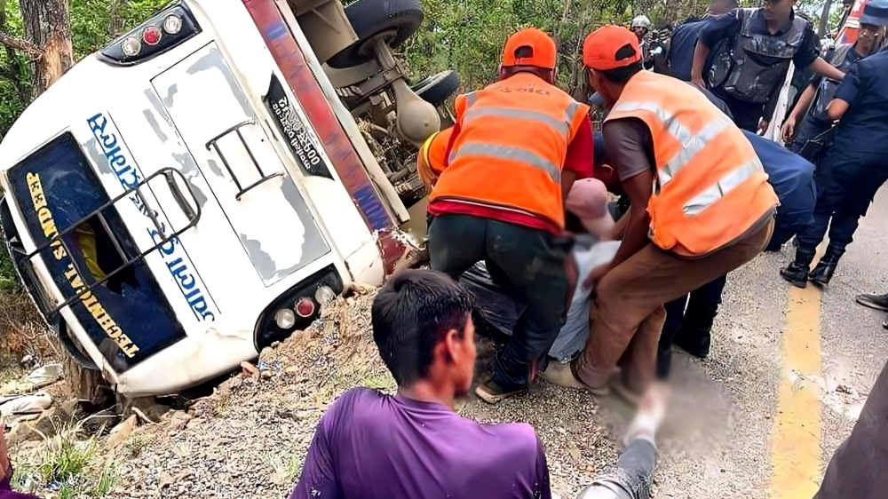 सुर्खेतमा बस दुर्घटना : २ जनाको मृत्यु, २१ घाइते