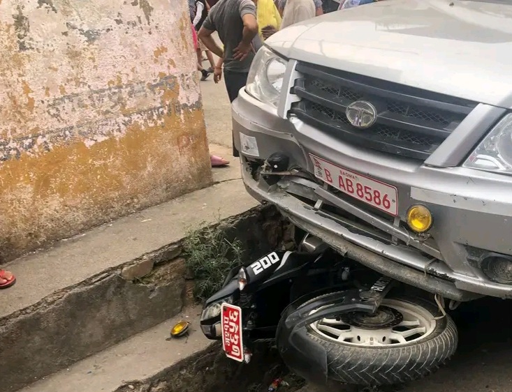 गाडीको ठक्कर बाट मोटरसाईकल चालक घाईते