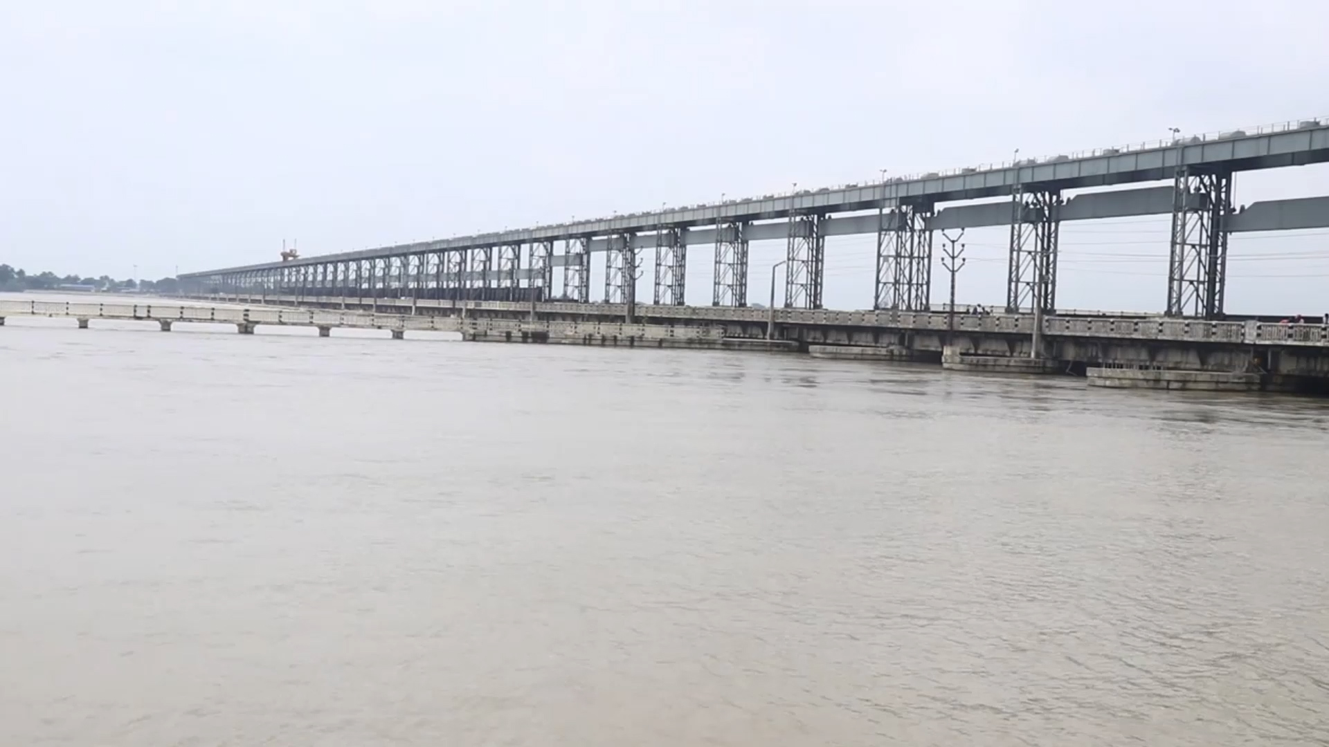 सप्तकोशी ब्यारेजका ४१ ढोका खोलिए