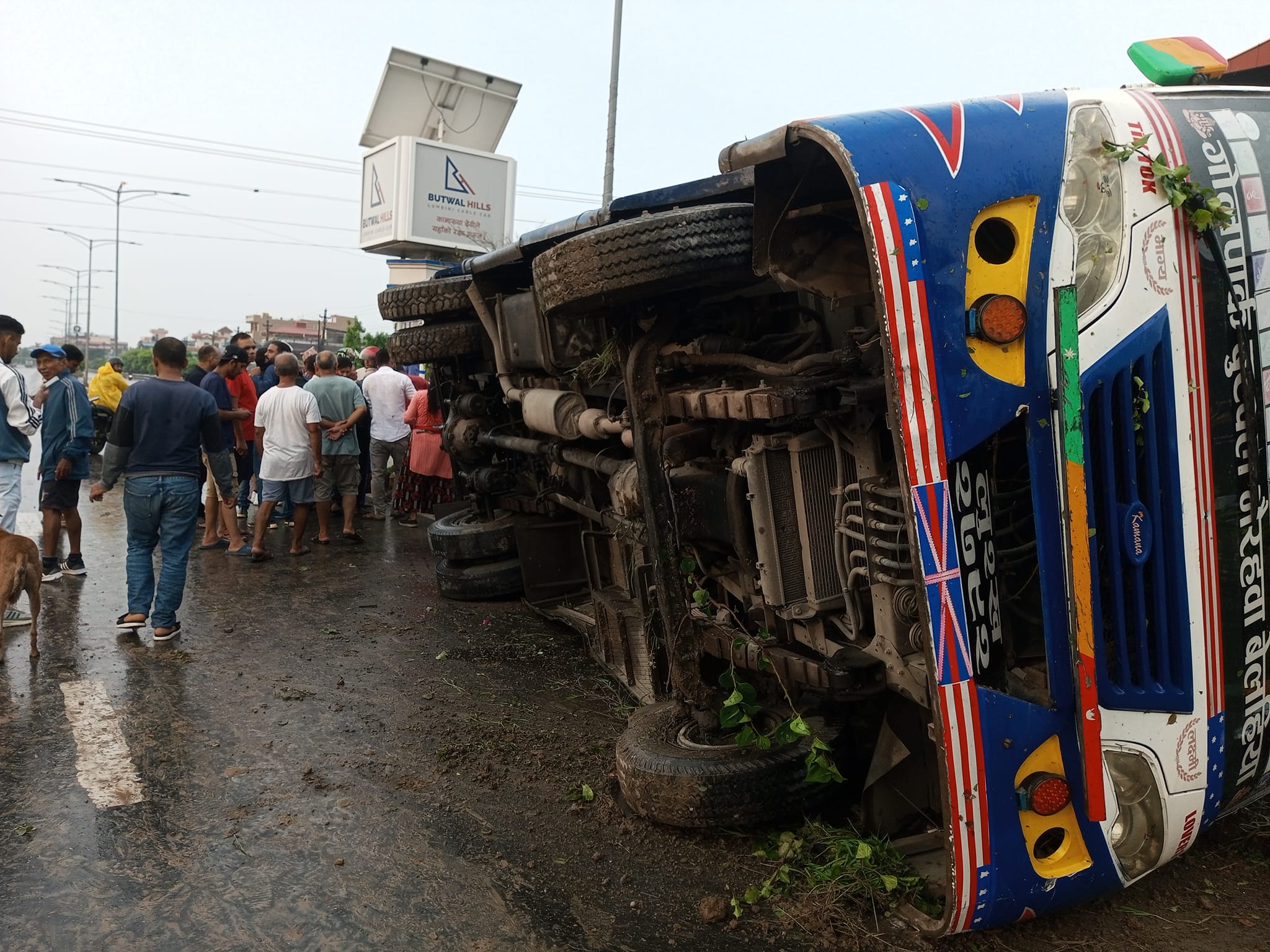 रुपन्देहीको बुटवलबाट भैरहवातर्फ जाँदै गरेको माइक्रो बस तिलोत्तमामा दुर्घटना, ८ जना घाइते