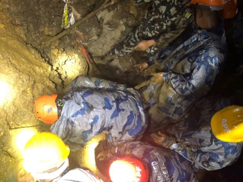 कास्कीमा पहिरोले पुरिएर ११ जनाको मृत्यु