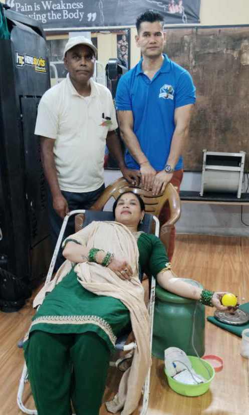 ८ महिला सहित ५० जना स्वयंसेवी रक्तदाताद्वारा रक्तदान