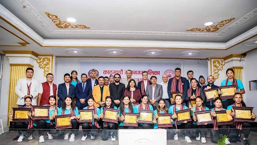 काठमाडौं महानगरपालिकाले महिला भलिबल टिमलाई गर्यो जनही एक लाख नगदसहित सम्मान