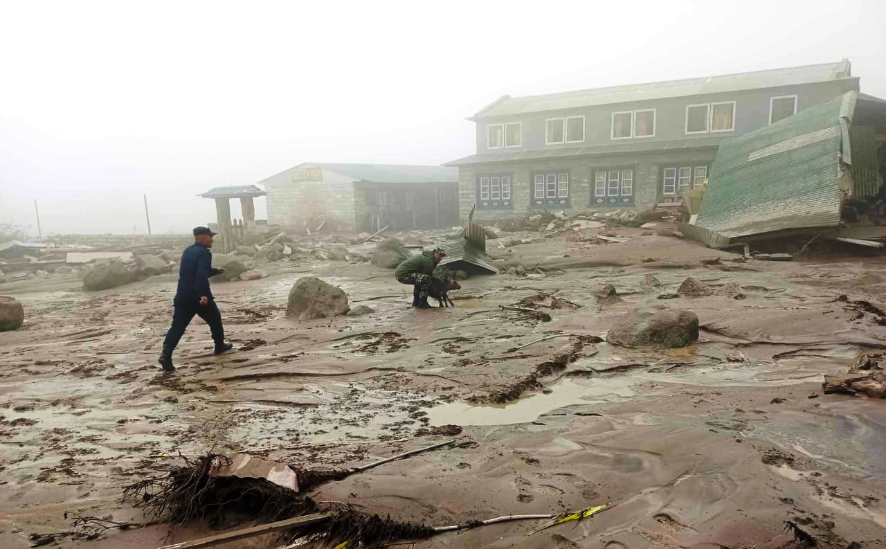 सोलुखुम्बुको थामे गाउँमा आयो बाढी, बाढीमा फसेका ७ जनाको उद्धार