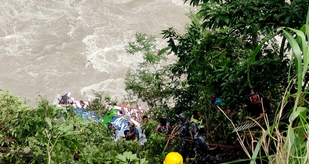 तनहुँको आँबुखैरेनीमा बस दुर्घटनाः  १४ जनाको मृत्यु, १६ यात्रुको उद्धार