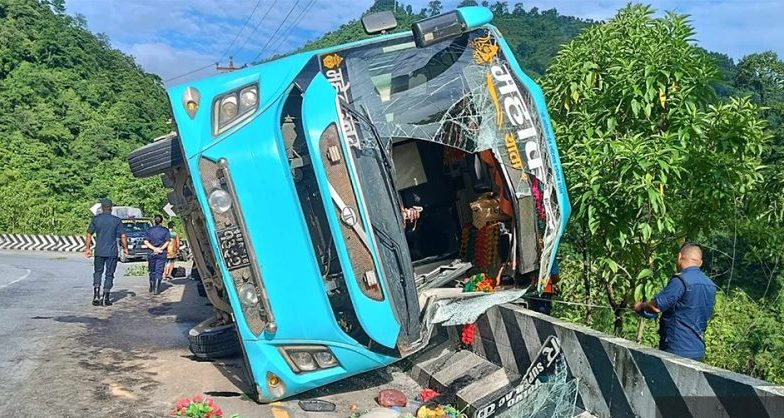 नारायणगढ-मुग्लिन सडकको घुमाउनेमा बस दुर्घटनाः १७ जना घाइते (नामावलीसहित)