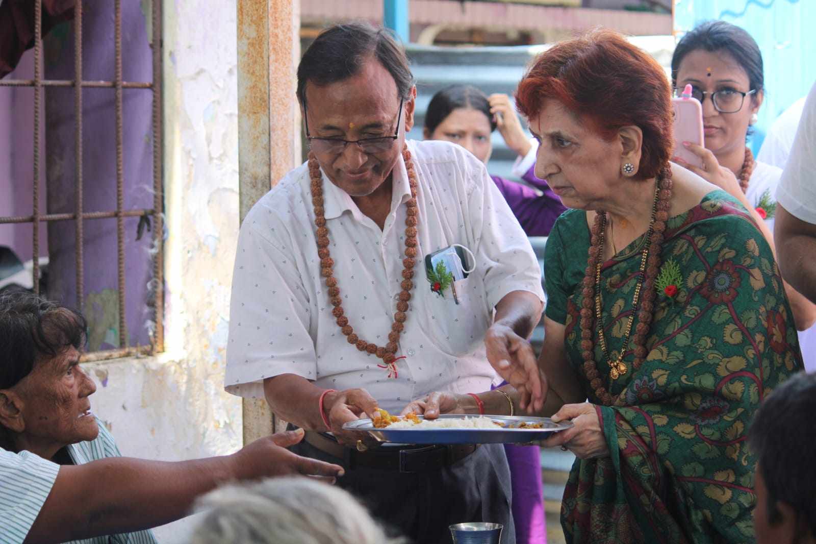गोपाल नीना फाउण्डेसनद्वारा निःशुल्क स्वास्थ्य सेवा र आश्रितहरुलाई खाना