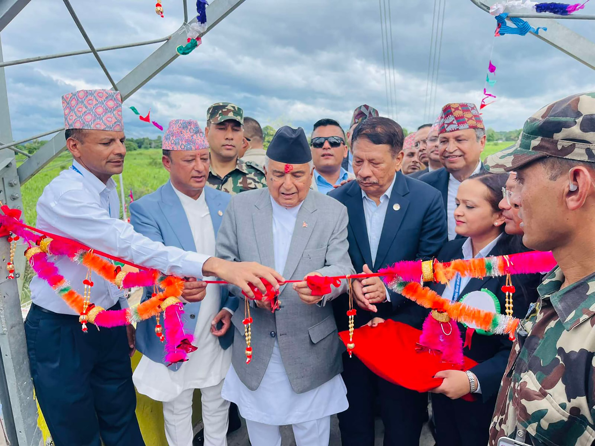 राष्ट्रपति गरे सुस्ताको नारायणी नदीमा निर्माण भएको झोलुंगे पुलेको उद्घाटन