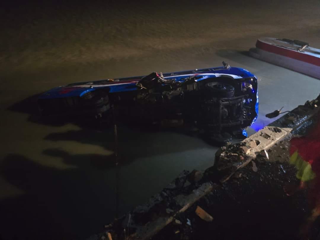 कोशी ब्यारेजबाट यात्रु बाहक बस सप्तकोशीमा खस्‍यो; खसेको बसबाट २० जनाको उद्दार