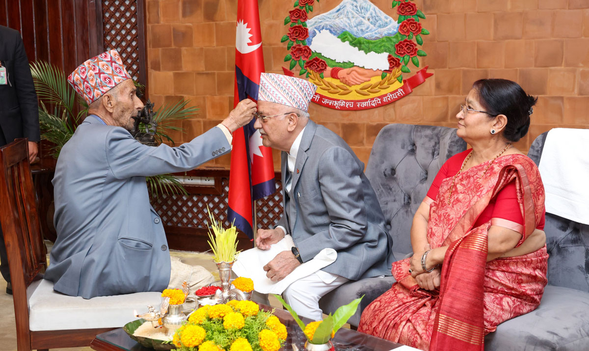 प्रधानमन्त्री ओलीद्वारा विजयादशमीको टीका ग्रहण