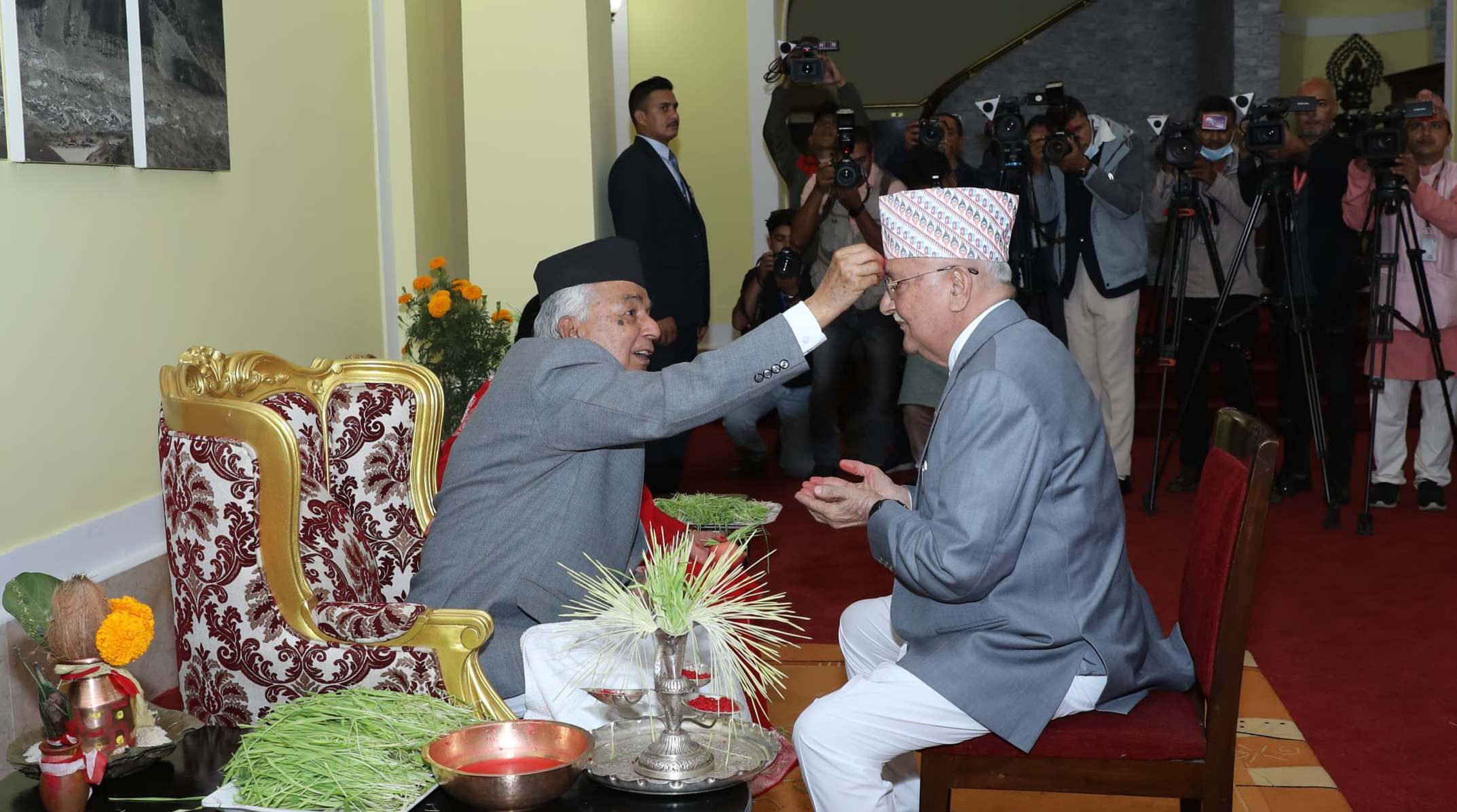 प्रधानमन्त्रीले लगाए राष्ट्रपतिको हातबाट दशैंको टीका