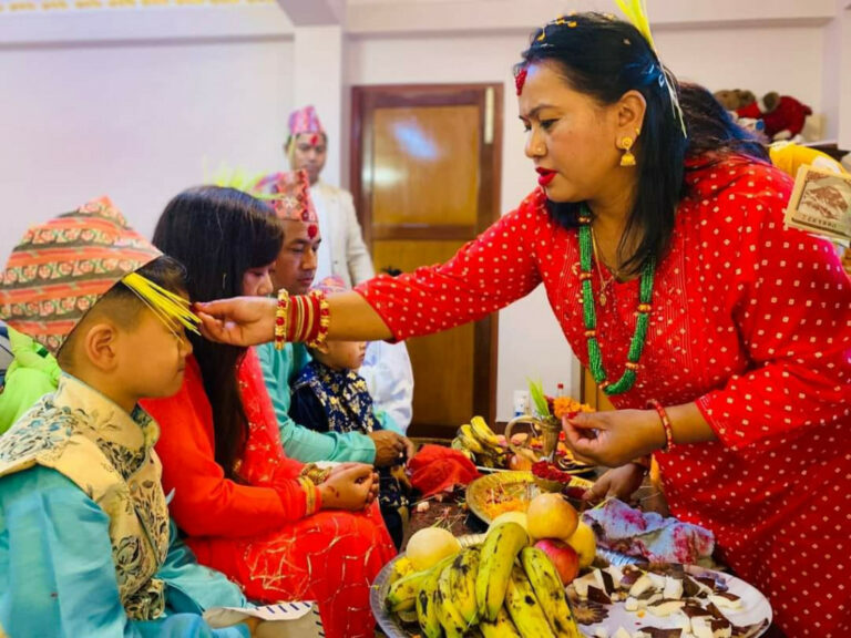 आज दशैंको टिकाको दोस्रो दिन, मान्यजन र आफन्तबाट टीका लगाइँदै