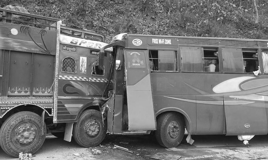 मकवानपुरमा यात्रुबाहक बस र ट्रक आपसमा ठोक्किँदा ३० यात्रु घाइते