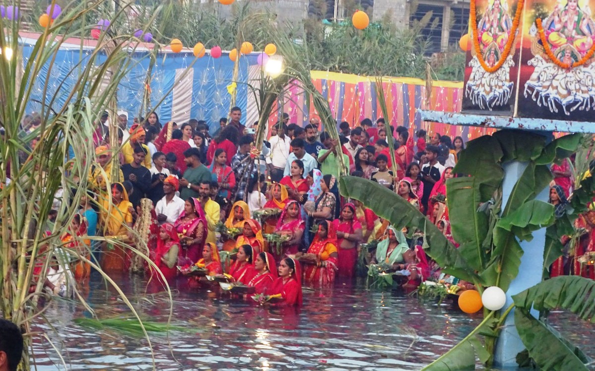 अस्ताउँदो सूर्यलाई अर्घ दिएर मनाइयो छठ (फोटो सहित)