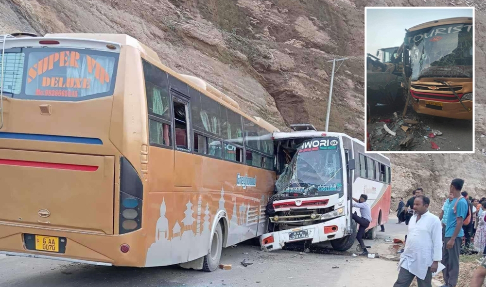 तनहुँको बन्दीपुरमा दुईवटा बस ठोक्किदा एकजना चालकको मृत्यु, २९ यात्रु घाइते