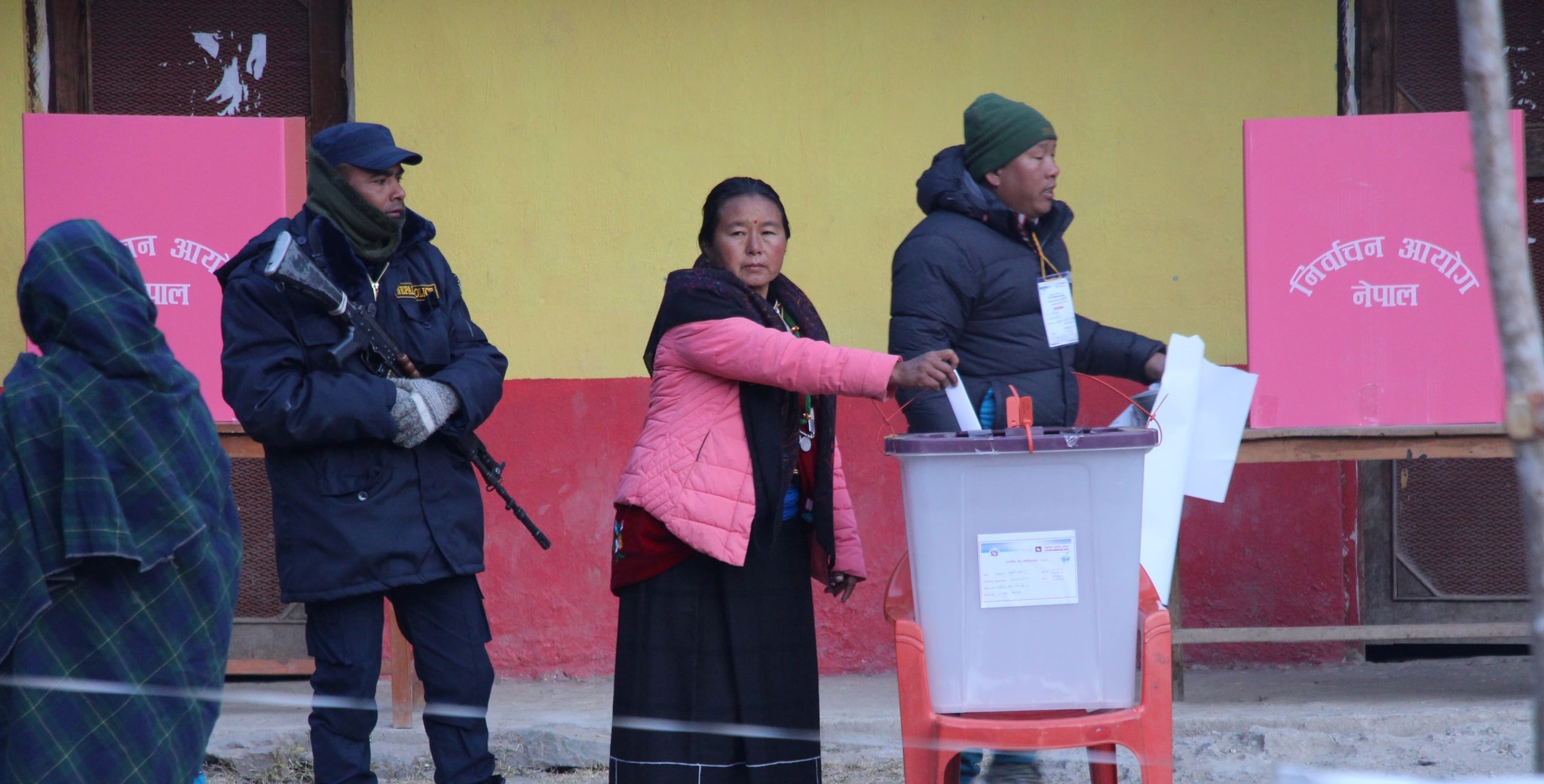 उपनिर्वाचनमा मतदान सकियो, ६२ प्रतिशत मत खसेको अनुमान