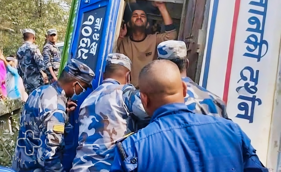 महोत्तरीमा बस दुर्घटना : २२ जना घाइते