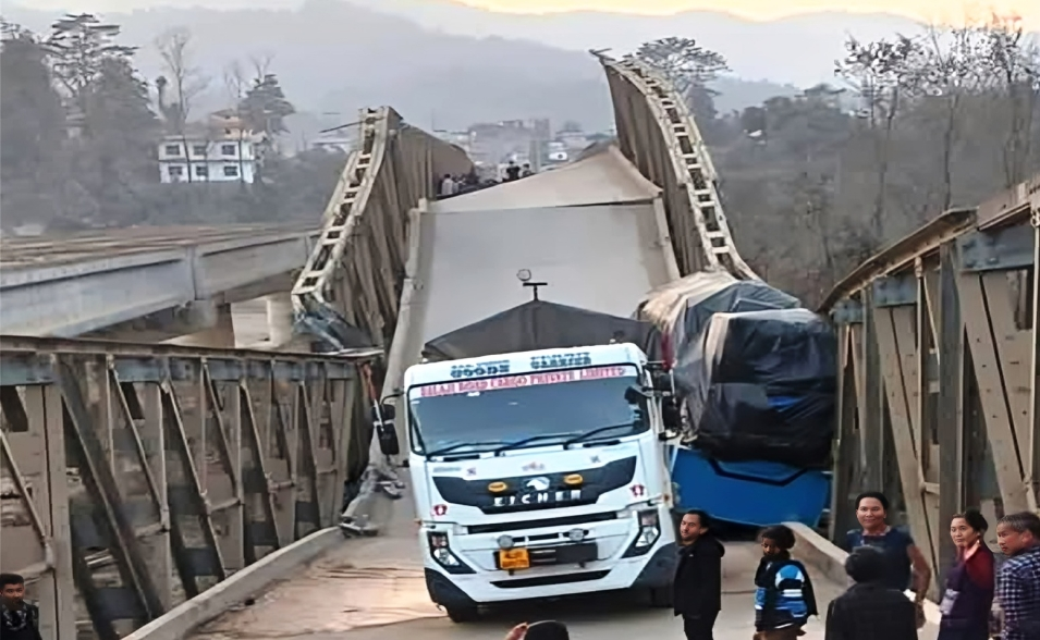 पूर्वी नवलपरासीमा पुल भासिँदा पूर्व–पश्चिम राजमार्ग अवरुद्ध