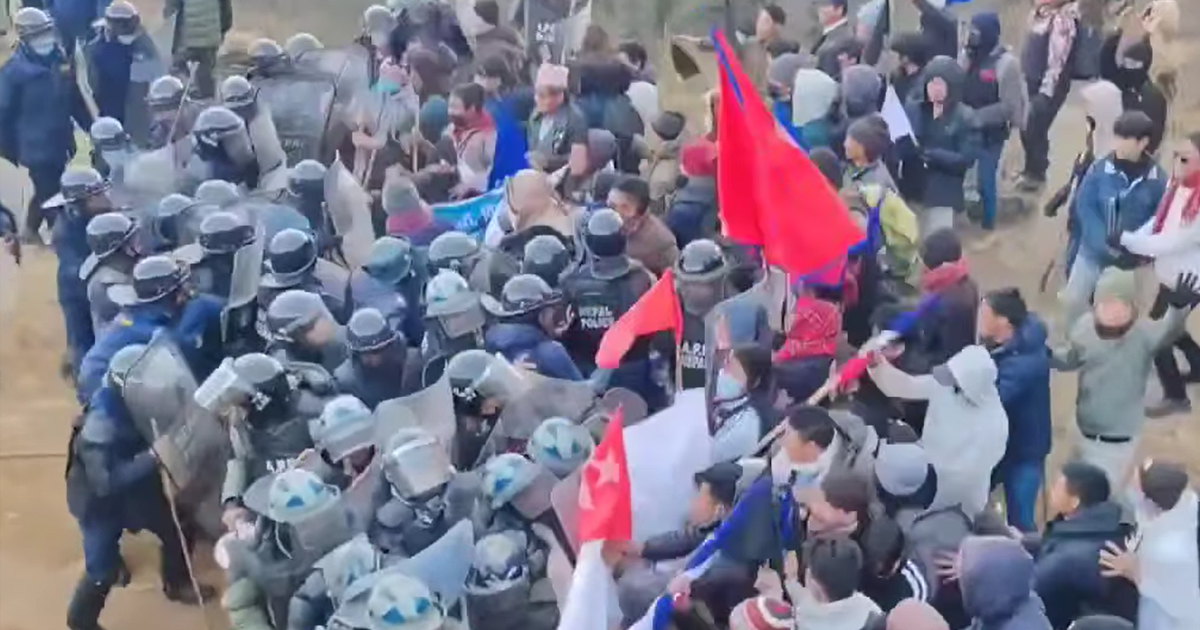 आन्दोलनकारी  र प्रहरी बीच  झडप पछि पाथीभरा क्षेत्र तनावग्रस्त केबलकार संरचनामा तोडफोड